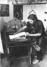 Jack Rutherford mit Druckerpresse Jack Rutherford mit Druckerpresse